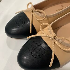 CC LOGO BEIGE & BLACK LEATHER BALLET CAP TOE FLATS SHOES Size 40